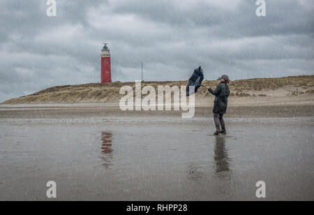 Femme aux prises avec parapluie par mauvais temps, le lundi 27 février 2017, Texel, aux Pays-Bas. Banque D'Images