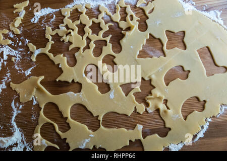 Les biscuits de Noël et de la pâte à l'emporte-pièce autentisch Banque D'Images