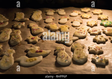 La plaque de cuisson avec de délicieux cookies au four Banque D'Images