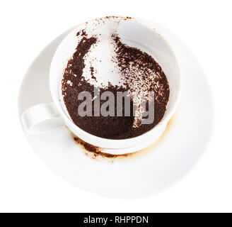 La divination sur café - porcelaine blanche tasse à café avec soucoupe sur sédiments isolé sur fond blanc Banque D'Images