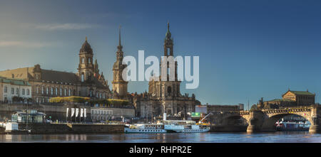 Paysage urbain d'Elbe à Dresde et Augustus Pont, Dresde, Saxe, Allemagne Banque D'Images