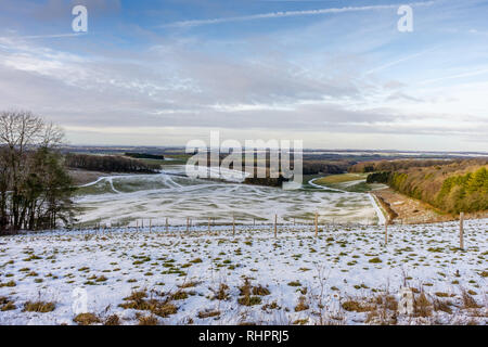 Vue de Cheesefoot Head sur le South Downs Way à travers le paysage près de Winchester au cours de l'hiver 2019, le Parc National des South Downs, England, UK Banque D'Images