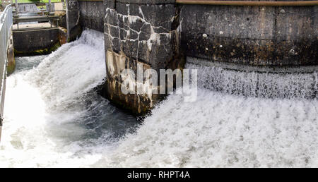 Engelberg, Suisse - le 31 juillet 2017, la décharge de l'eau niveau : Banque D'Images