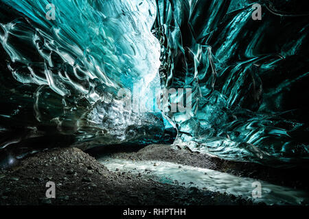 Les magnifiques grottes de glace glaciaire du glacier de Vatnajokull Islande. Situé dans le sud-est de l'île. Cette grotte est dans le Breiðamerk Banque D'Images