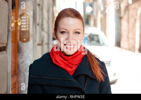 Belle femme à l'automne de la ville de style Banque D'Images