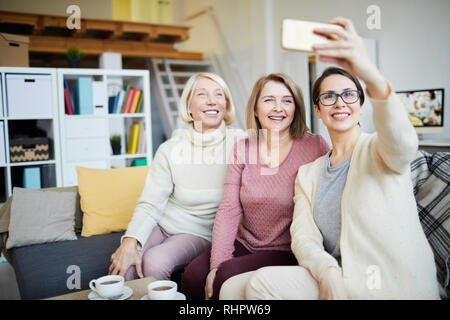 Trois femmes prenant des Selfies Banque D'Images