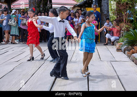 Les enfants de la danse de salle de bal et de l'exécution à un lieu de plein air de la Thaïlande. L'Asie du sud-est Banque D'Images