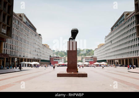 Caracas, Venezuela / Capital Dtto 04/04/2012 .Statue avec le buste de Simón Bolívar dans l'un des plus célèbre square, au centre-ville de Caracas. Banque D'Images