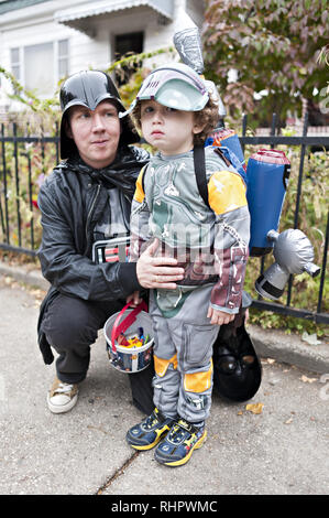 Halloween enfants trébuchent au Kensington article de Brooklyn, NY, 2013. Père et fils habillés comme des personnages de Star Wars. Banque D'Images