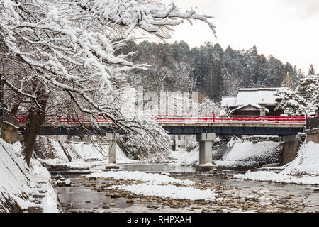 Pont Nakabashi avec de la neige de l'automne et en hiver la rivière Miyakawa . Monument de Hida Takayama Gifu , , , au Japon . Vue paysage . Banque D'Images