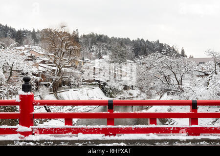 Pont Nakabashi avec de la neige de l'automne et en hiver la rivière Miyakawa . Monument de Hida Takayama Gifu , , , au Japon . Vue paysage . Banque D'Images