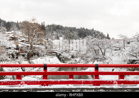 Pont Nakabashi avec de la neige de l'automne et en hiver la rivière Miyakawa . Monument de Hida Takayama Gifu , , , au Japon . Vue paysage . Banque D'Images