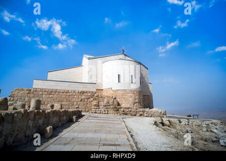 Monastère sur le mont Nebo. Belle vieille sur le dessus de montagne sur fond de ciel bleu. Lieu de la mort de Moïse Banque D'Images