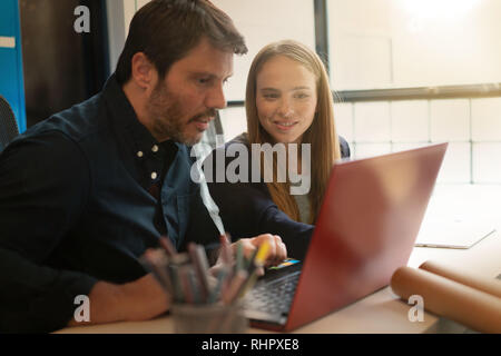 Des collègues de travail sur présentation sur ordinateur de bureau moderne Banque D'Images