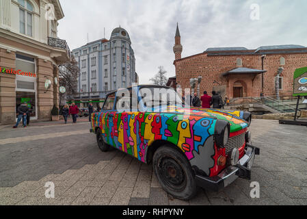 La ville de Plovdiv / Bulgarie : art voiture Trabant peint par l'artiste original du mur de Berlin - exposer en place centrale dans la ville de Plovdiv Banque D'Images