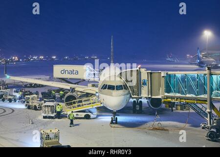 Prague, République tchèque - Le 10 janvier 2019 : Qatar Airways Airbus A320 au cours de havy avant neige vol de l'aéroport de Prague Vaclav Havel le 10 janvier Banque D'Images