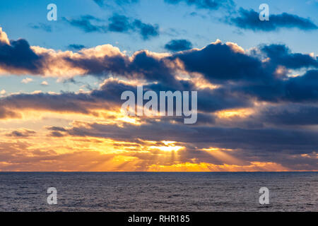 Rayons soleils venant de derrière les nuages que le soleil se couche. Nortrh Ocearn Atlantique depuis les ponts de P&O Arcadia sur c'est Noël et Nouvel An cruise Banque D'Images