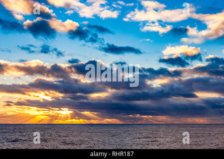 Rayons soleils venant de derrière les nuages que le soleil se couche. Nortrh Ocearn Atlantique depuis les ponts de P&O Arcadia sur c'est Noël et Nouvel An cruise Banque D'Images