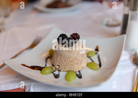 La crème glacée aux fruits rouges aux amandes et raisins Banque D'Images