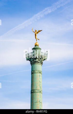 Le génie de la liberté statue en or au sommet de la colonne de juillet dans le centre de la Place de la Bastille à Paris, en France, sur fond de ciel bleu. Banque D'Images