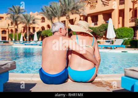 Senior couple relaxing by swimming pool. Les personnes bénéficiant de vacances. Tout compris. Valentine's day Banque D'Images