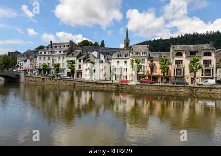 Vue sur la belle ville médiévale de Bouillon sur la Semois dans le sud de la Belgique, près de Charleroi et la frontière avec la France. Banque D'Images