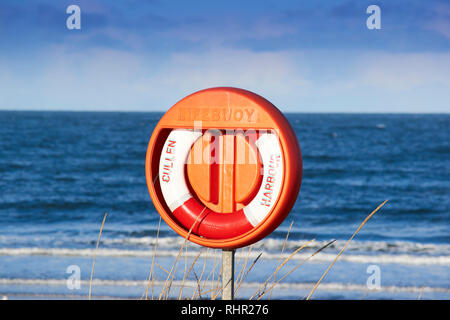 CULLEN BAY CÔTE DE MORAY ECOSSE JOURNÉE D'HIVER À LA MER ET À UNE BOUÉE ORANGE Banque D'Images