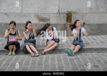 Quatre chinoises en appliquant le maquillage Banque D'Images