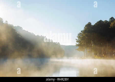 Pang oung réservoir avec le lever du soleil au brouillard sur le lac. Banque D'Images