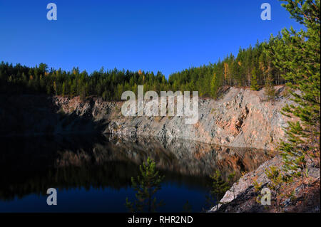 Paysage d'automne coucher de soleil dans la forêt près du lac, dans l'Oural Banque D'Images