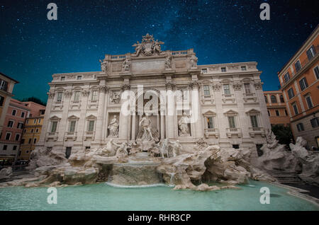 La fontaine de Trevi (Italien : Fontana di Trevi, à Rome, Italie. L'un des célèbres attractions de la ville. La plus grande fontaine baroque à Rome, Italie Banque D'Images