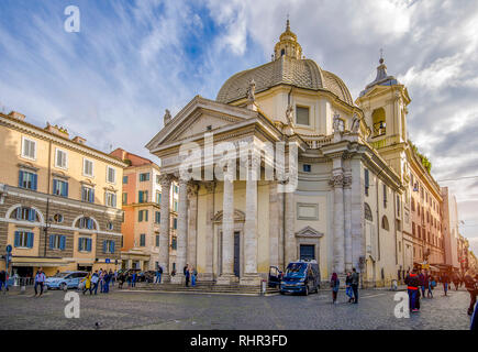 La Piazza del Popolo (Place du Peuple) avec ses deux églises de Santa Maria in Montesanto et Santa Maria dei Miracol à Rome, Italie Banque D'Images