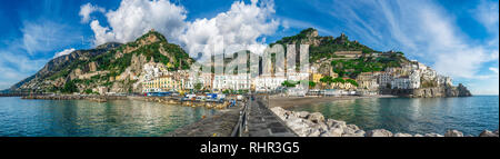 Beau panorama d'Amalfi, la ville principale de la côte sur laquelle il se trouve pris à partir de la mer. Salerno, dans la région de Campanie, Italie Banque D'Images