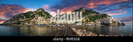 Beau panorama d'Amalfi, la ville principale de la côte sur laquelle il se trouve pris à partir de la mer. Salerno, dans la région de Campanie, Italie Le coucher du soleil Banque D'Images