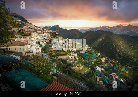 Le village balnéaire de Ravello (Campanien : Raviello) est une commune italienne située au-dessus de la Côte d'Amalfi, dans la province de Salerne, Italie au coucher du soleil Banque D'Images