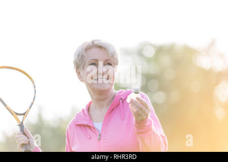 Senior sportive woman avec raquette de tennis dans la région de park Banque D'Images