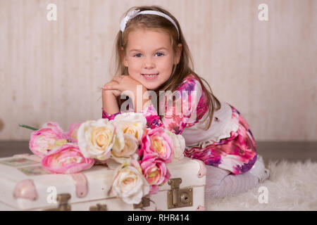 Mignon Bebe Fille Aux Joues Roses Et Cheveux Brune Yeux Vert Posant Sieger Pour Appareil Photo En Studio Aere Porter Robe Coloree Et Fantaisie Pompes Occasionnels Clo Photo Stock Alamy