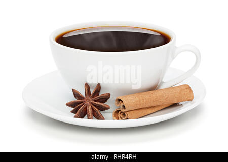 Noir blanc tasse de café chaud avec des bâtons de cannelle et la badiane, isolé sur le fond blanc, chemin de détourage inclus. Banque D'Images