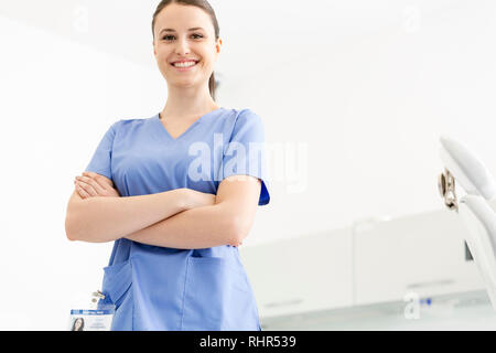 Portrait of smiling nurse with arms crossed à la clinique Banque D'Images