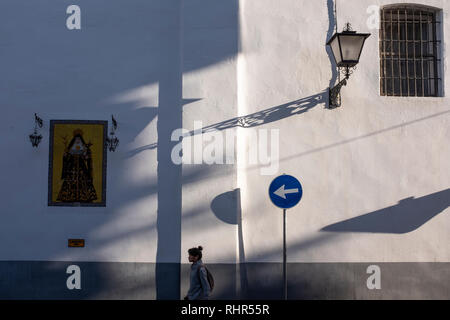 Scène de rue l'icône de l'Église Peinture des murs en plâtre blanc figure religieuse de base gris fer lanterne signe directionnel chaussée fenêtre barrée shadows Banque D'Images