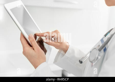 Portrait de médecin clinique using digital tablet Banque D'Images