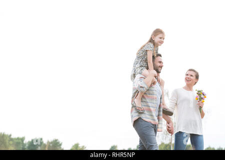 Low angle view of happy family farm against sky Banque D'Images