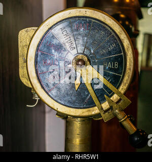 Ancien navire de direction assistée/bateau/moteur bateau en vente dans un marché de rue. Banque D'Images