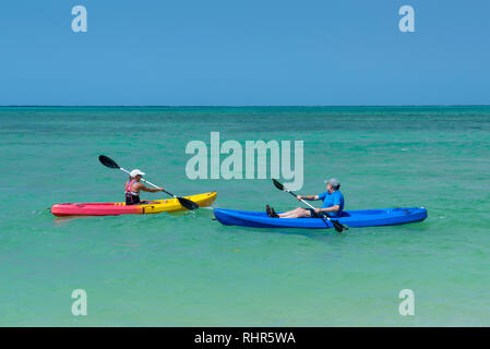 Couple kayak à Pigeon Point Heritage Park sur l'île de Tobago, Trinité-et-Tobago Banque D'Images