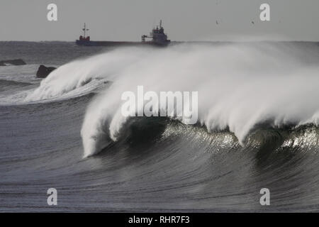 Vue détaillée d'une belle grosse vague s'écraser blanc dans un jour de tempête Banque D'Images