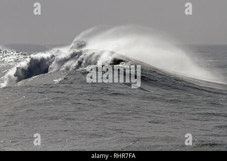 Intéressant vue détaillée de une belle grande vague blanche s'écraser dans un jour de tempête à midi Banque D'Images