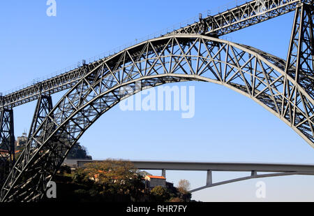 Point de vue intéressant de deux des nombreux ponts de Porto, un pont moderne en béton fait ​​Of et le vieux pont de fer, D. Marie Banque D'Images