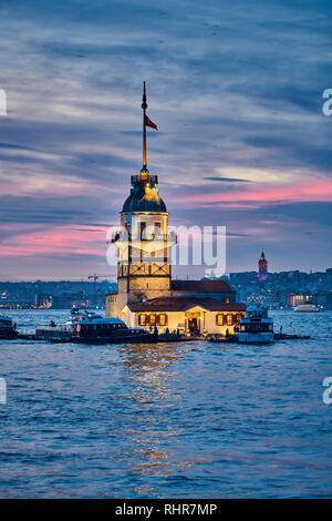 Curiosités d'Istanbul au coucher du soleil : La tour et la Tour de Galata Banque D'Images