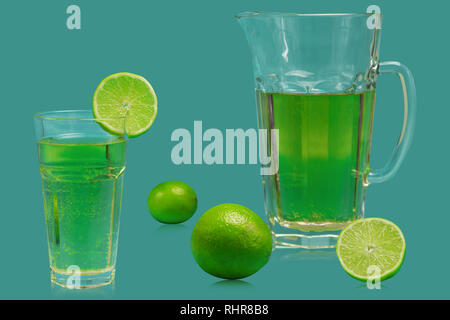 Close-up pf fresh limes. Le jus de lime dans un verre. Tranches de citron vert. Banque D'Images