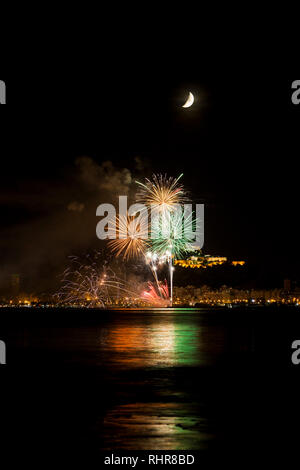 Fireworks avec lune nuit à Alicante, Costa Blanca, Communauté Valencienne, Espagne, Europe Banque D'Images